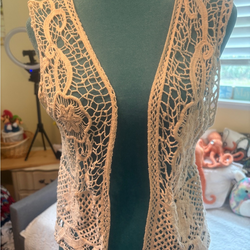 Pre-loved Roommates Crochet Vest in Ecru, Med.